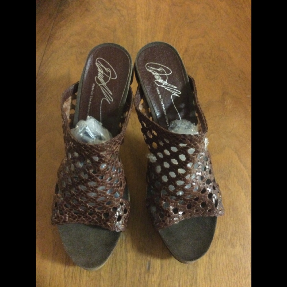 Ladies Shoes by Donald Pliner (Made on the Beaches of Spain) - size 8